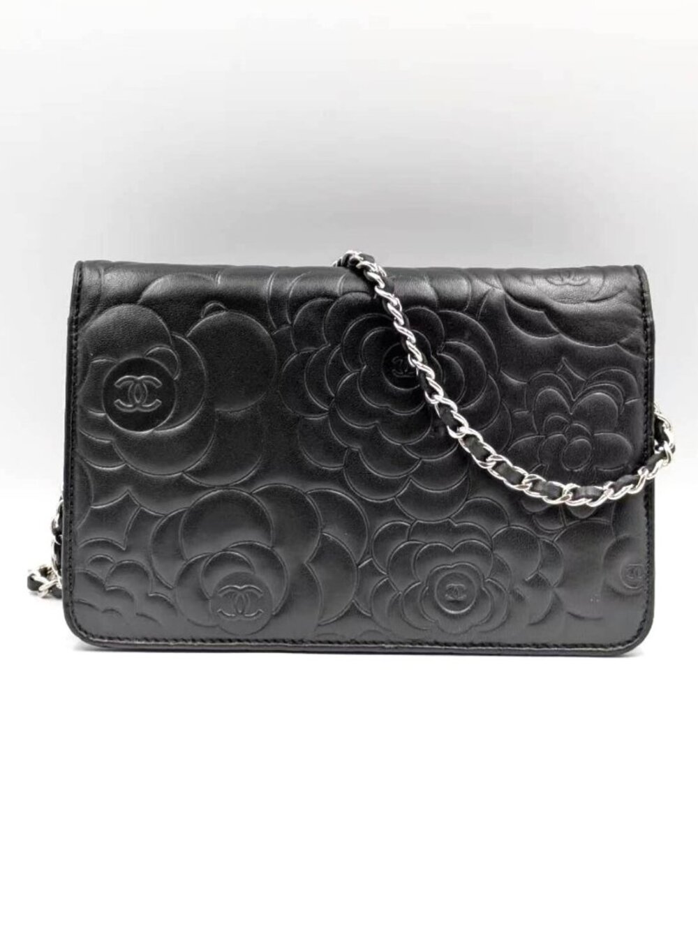 Pre-owned Chanel Camellia Embossed Lambskin Wallet On Chain Black - Picture 2 of 13